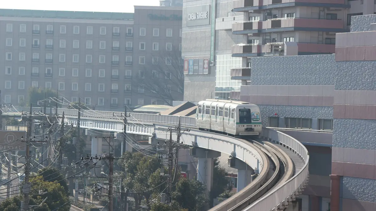 地区センター駅に向かう山万ユーカリが丘線1000形電車