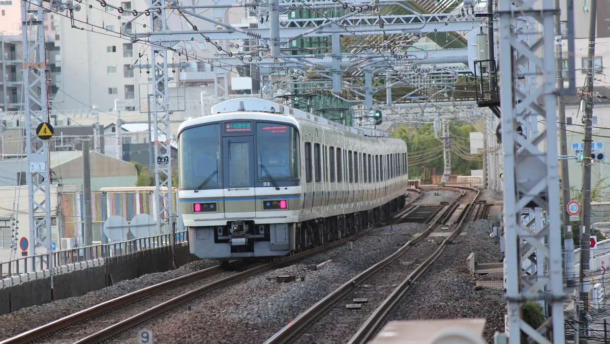 大正駅を出発した大和路線221系電車
