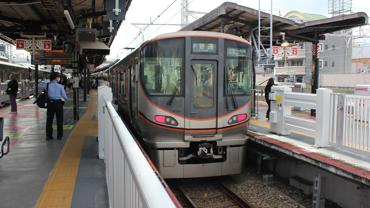 西九条駅で出発を待つJRゆめ咲線323系電車