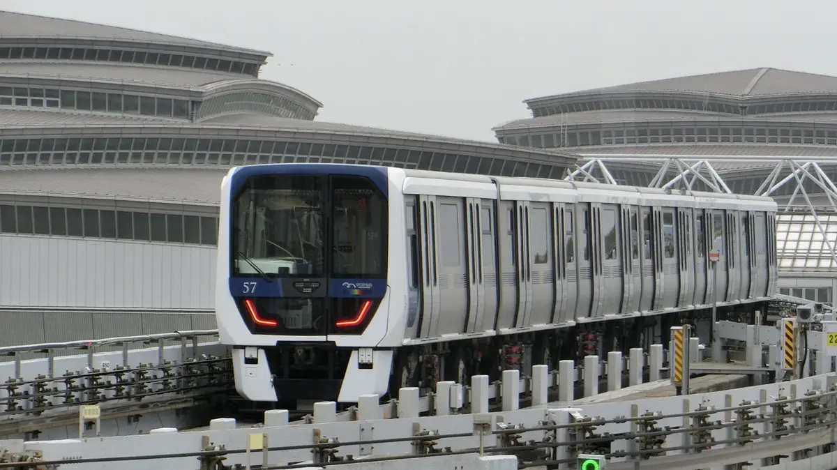 有明駅を出発したゆりかもめ7500系電車