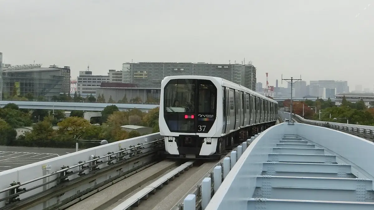 青海駅を出発したゆりかもめ7300系電車